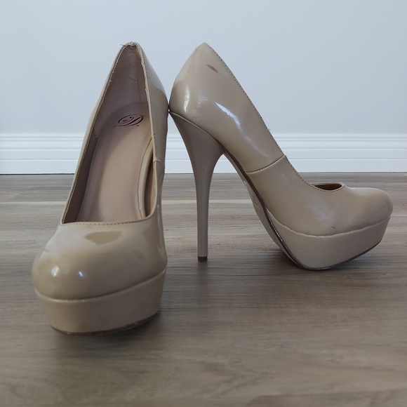 Nude Hearts in D heels - Picture 2 of 4